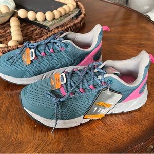 Men’s AVIA Trail Waker Sneakers.  New!  Size 11 wide width!  Teal.